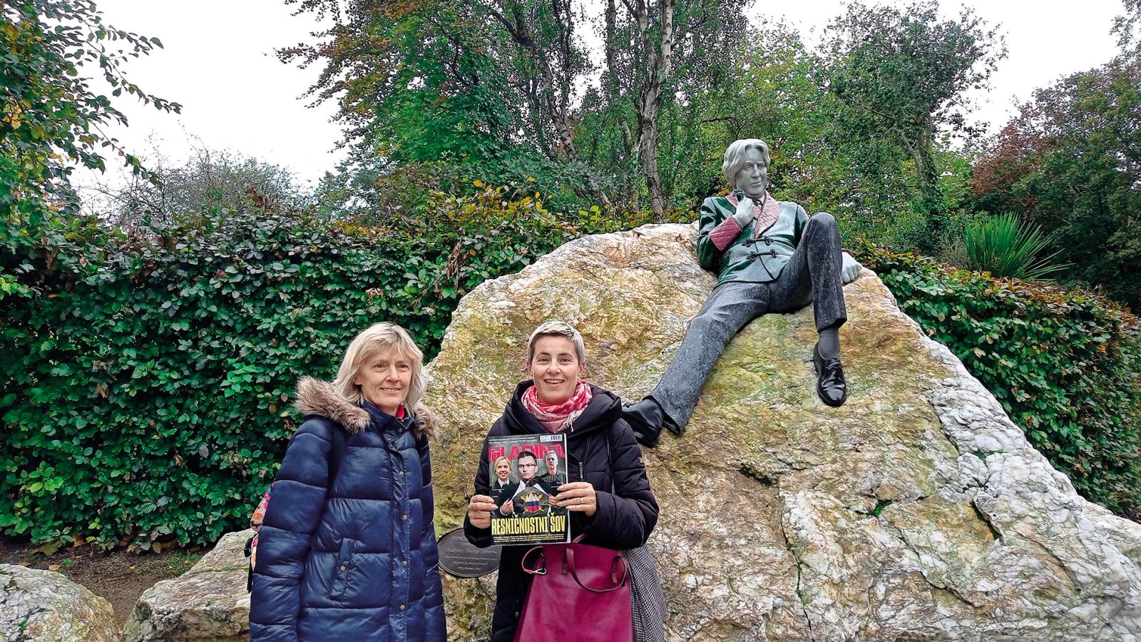 Sestri Neli in Nina pri spomeniku Oscarju Wildu, Dublin, IRL | Maj