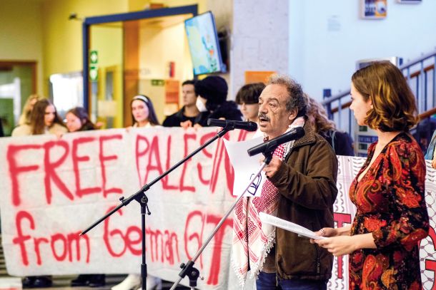 Pesnik palestinskega rodu Mohamed Abdul Munem, ki je v Slovenijo pobegnil pred vojno v Siriji, in Aiko Zakrajšek, študentka Filozofske fakultete in ena od organizatorjev protestnega branja poezije