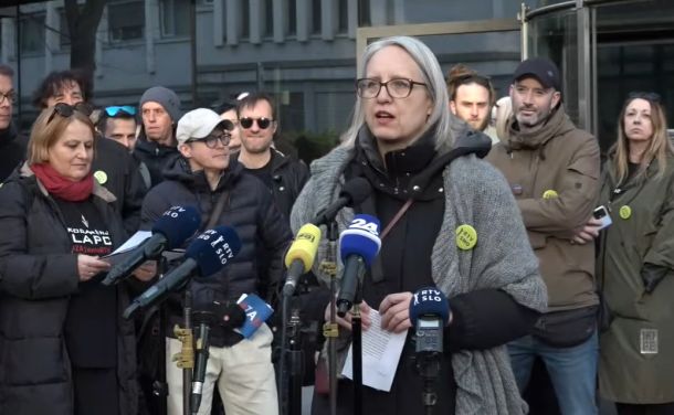 Ksenija Horvat letos aprila med nagovorom stavkajočim kolegom in kolegicam na RTV Slovenija