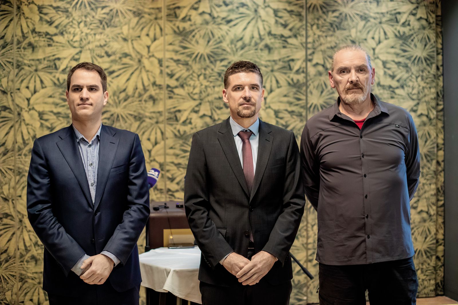 Nekdanji generalni direktor RTV Slovenija Andrej Grah Whatmough, Peter Gregorčič prav tako nekdanji predsednik programskega sveta in predsednik Sindikata delavcev radiodifuzije Slovenije Tom Zalaznik, ki je vseskozi podpiral prejšnje vodstvo zavoda