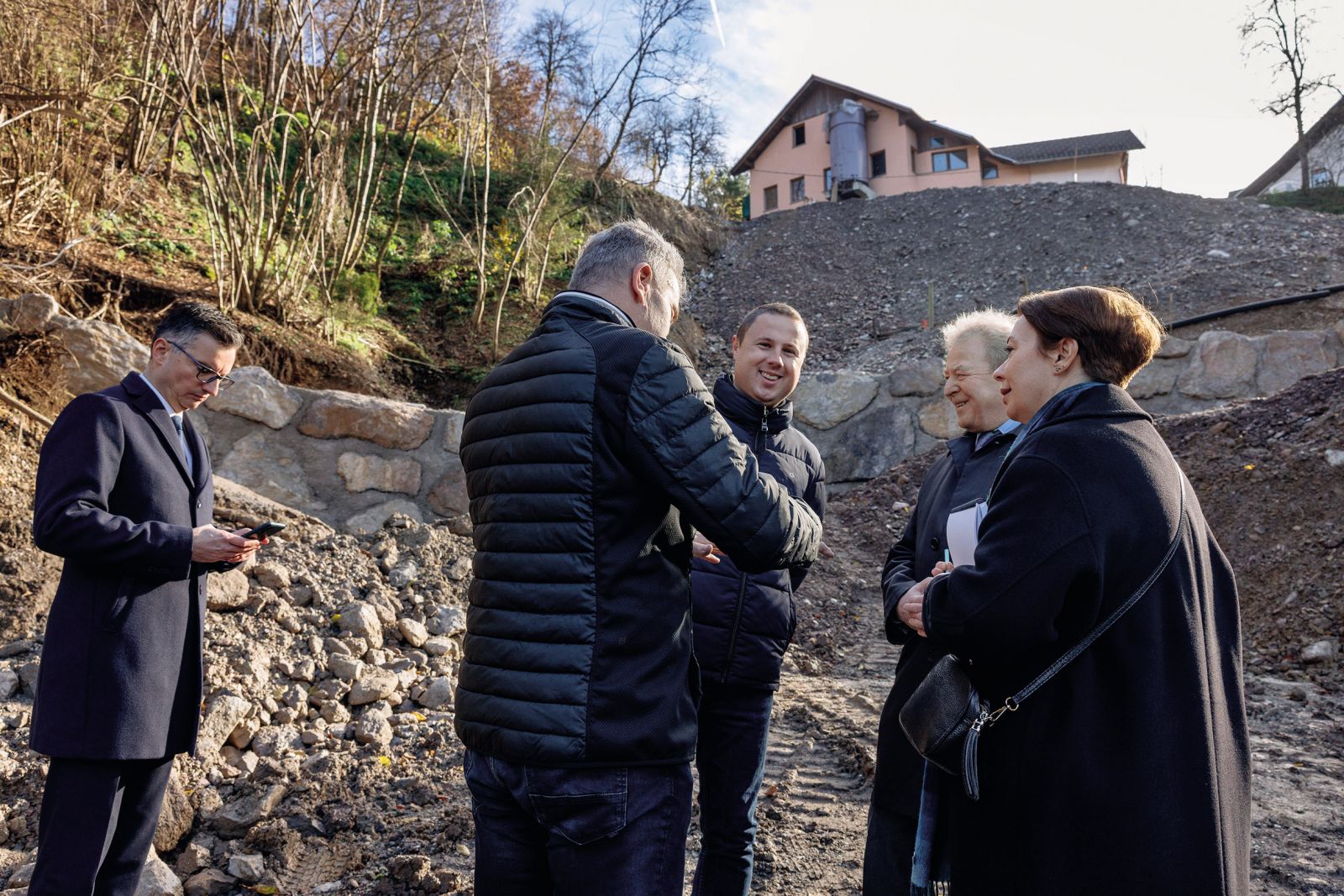 Evropski komisar za kmetijstvo Janusz Wojciechowski, župan občine Gorenja vas - Poljane Marjan Čadež in domačin Žan Mahnič ob ogledu škode po avgustovskih poplavah. (Levo gostitelj obiska, minister za obrambo Marjan Šarec) | Luka Dakskobler
