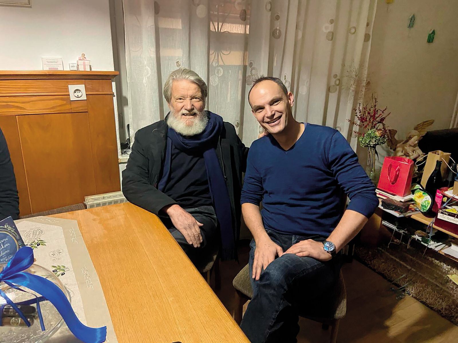 Anže Logar in zvezdniški misijonar Pedro Opeka v Velikih Laščah, kjer je imel Opeka mašo. Logar je prepričan, da bi moral misijonar dobiti Nobelovo nagrado za mir.