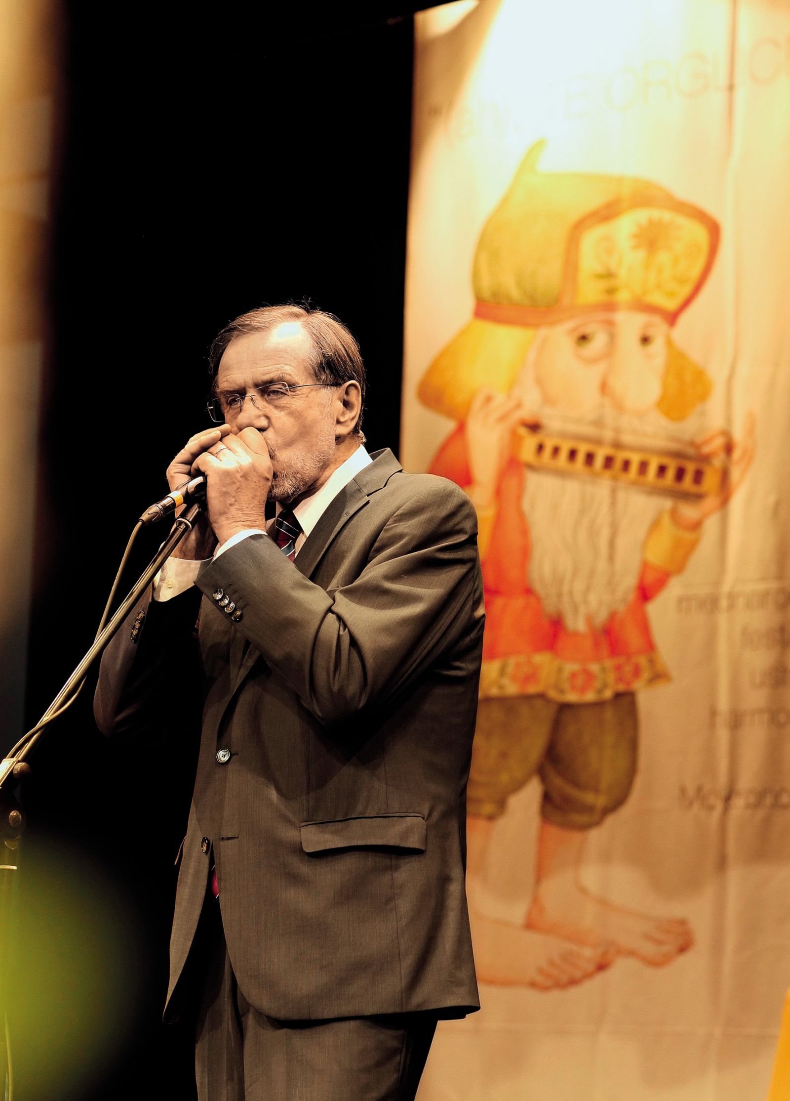Lojze Peterle politik, glasbenik in zaščitnik čebel