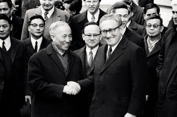 Henry Kissinger in Le Duc Tho, severnovietnamski general in diplomat, posebni svetovalec severnovietnamske delegacije na pariških mirovnih konferencah leta 1973 /