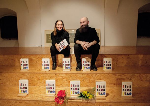 Marija Mojca Pungerčar: Niti, sukanci in konci; avtorica in Adrijan Praznik, Galerija Simulaker, NM 