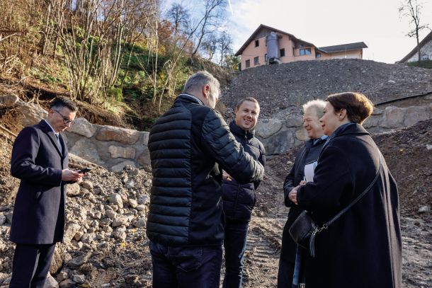 Evropski komisar za kmetijstvo Janusz Wojciechowski, župan občine Gorenja vas - Poljane Marjan Čadež in domačin Žan Mahnič ob ogledu škode po avgustovskih poplavah. (Levo gostitelj obiska, minister za obrambo Marjan Šarec)