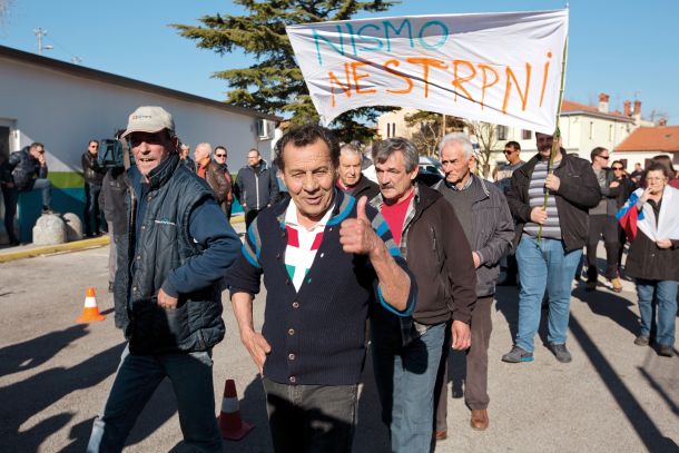 Osnovnošolci v veliki meri sprejemajo stališča staršev. In če so ti nestrpni, so potem takšni tudi njihovi otroci (na fotografiji protest proti vzpostavitvi enote azilnega doma v Škofijah