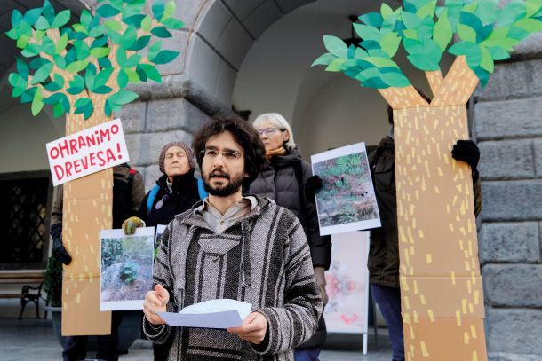 Protest proti sečnji dreves pred mestno hišo v Ljubljani 