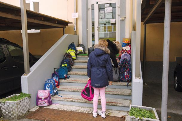 Epidemija in zaprte šole gotovo niso pozitivno vplivale na znanje otrok in mladostnikov, a težave v slovenskem šolstvu so bistveno globje (na fotografiji protest s šolskimi torbami v času zaprtja šol)
