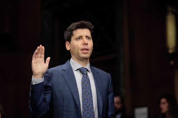 Sam Altman, maskota industrije umetne inteligence, med pričanjem pred senatno komisijo v Washingtonu maja 2023 