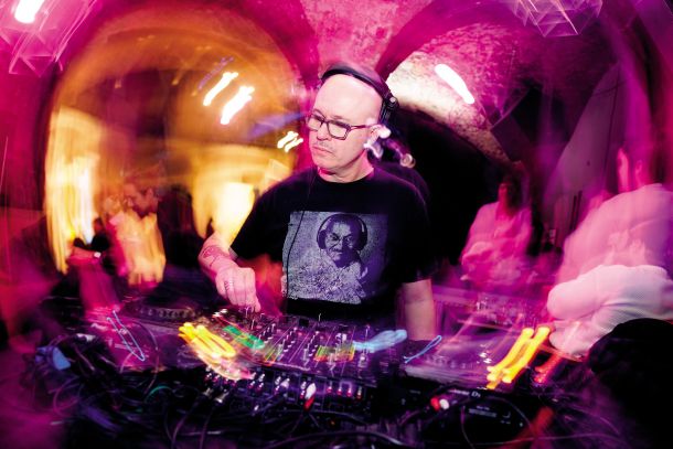 Aleksandar Hemon med dJ-setom v Pritličju