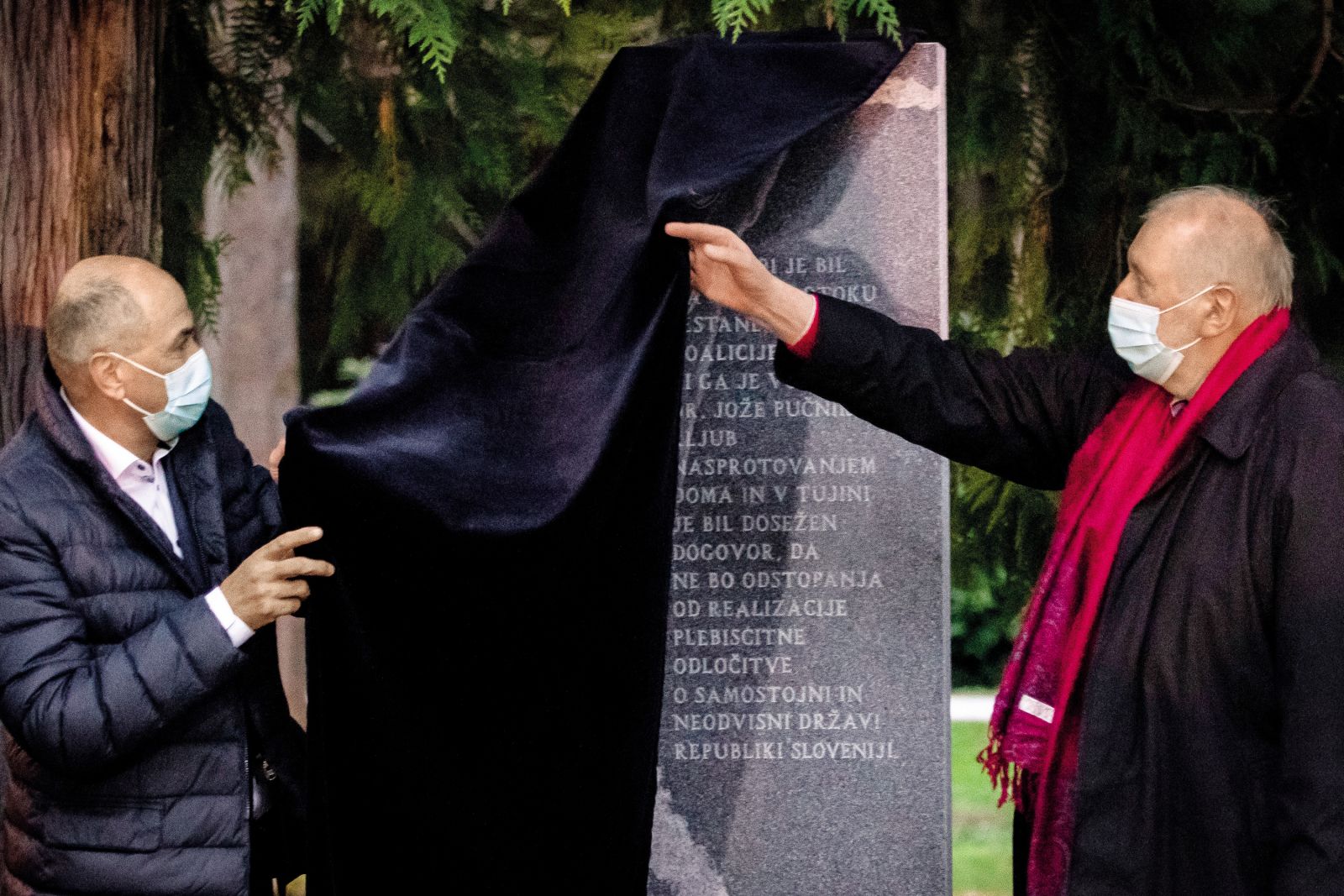 Odkritje spominskega obeležja na Račjem otoku na Posestvu Brdo, kjer je aprila 1991 potekal »strateški sestanek« koalicije Demos.