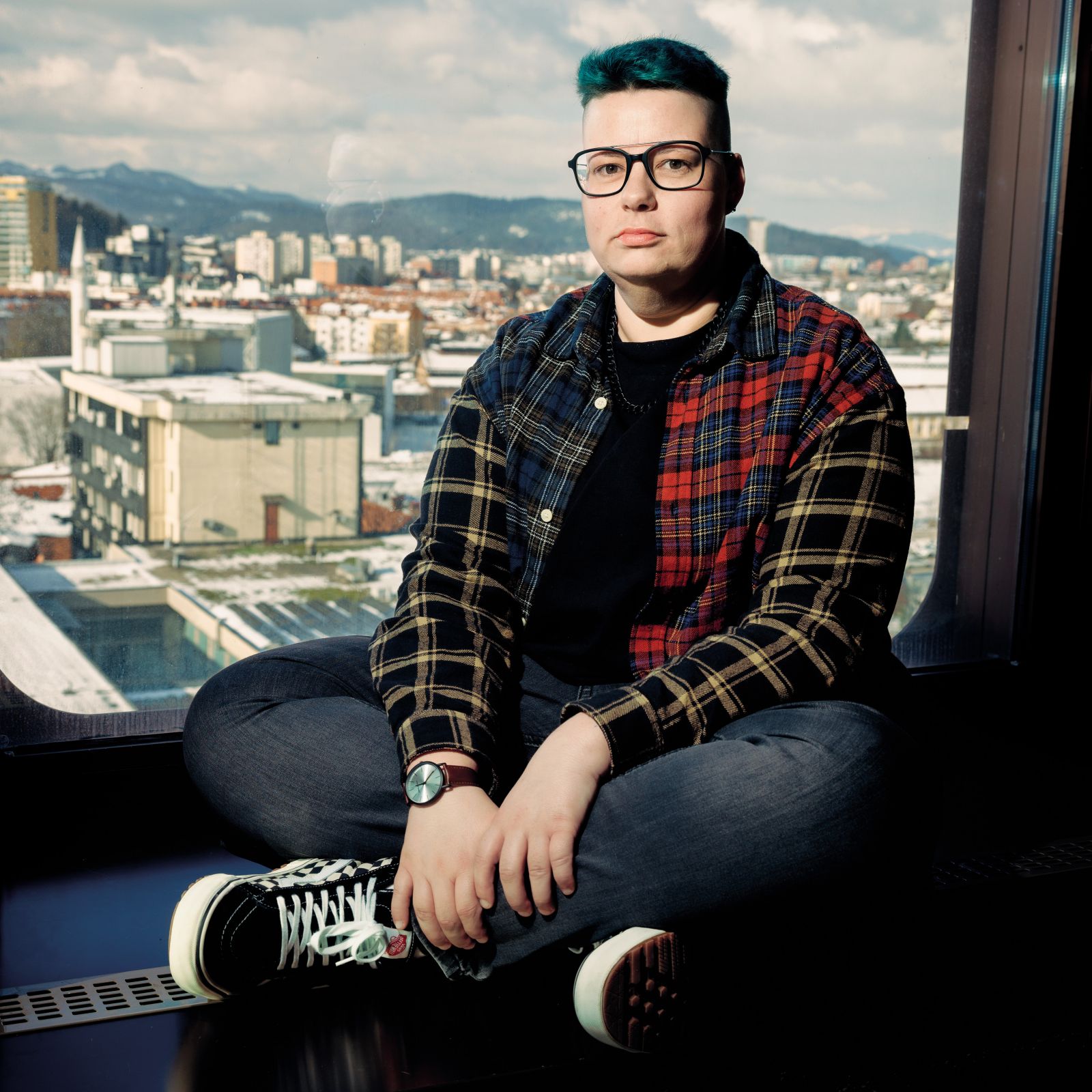 Linn Julian Koletnik, ustanovitelj zavoda TransAkcija in asistent na Amnesty International: »Trans osebe pravijo, da brez podpore nevladnih organizacij postopka nikoli ne bi prestale same, ker je grozljiv in nečloveški.«