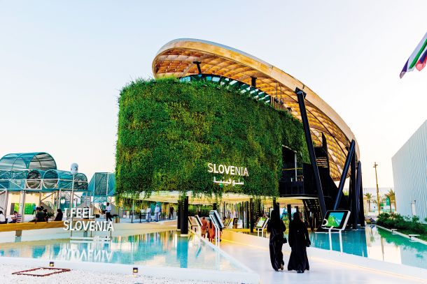 Slovenija je v Dubaju želela prepričati z geslom »Slovenia. Green and Smart Experience«, v tem puščavskem mestu pa se je predstavljala z ogromno živo zeleno steno.