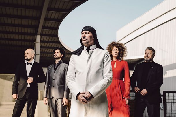 Kolektiv Laibach s srednjemetražnim poklonom »vesoljski« muziki. /