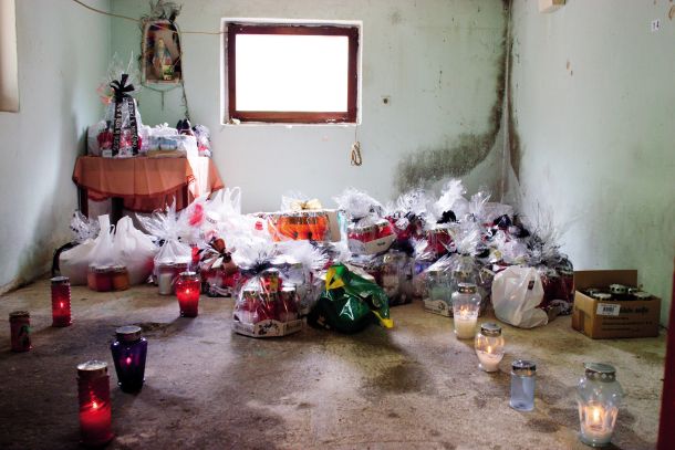 Leta 2005 sta zaradi posledice napada z ročno bombo na romsko naselje umrli dve Rominji. Policija je domnevne storilce našla, a na koncu za napad ni bil kaznovan nihče.