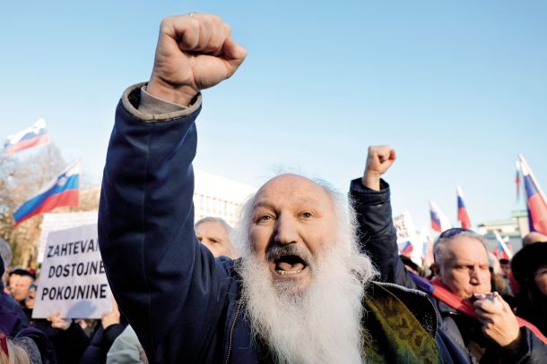 Protest neodvisnih upokojencev pod vodstvom bivšega druegega alfa samca SDS Pavla Ruparja na Trgu republike