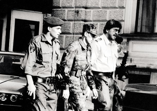 Janez Janša in Igor Bavčar sta želela praktično sama voditi vojne operacije, mimo predsedstva, pa tudi mimo potreb na terenu. Večkrat sta po nepotrebnem zahtevala eskalacijo spopadov.