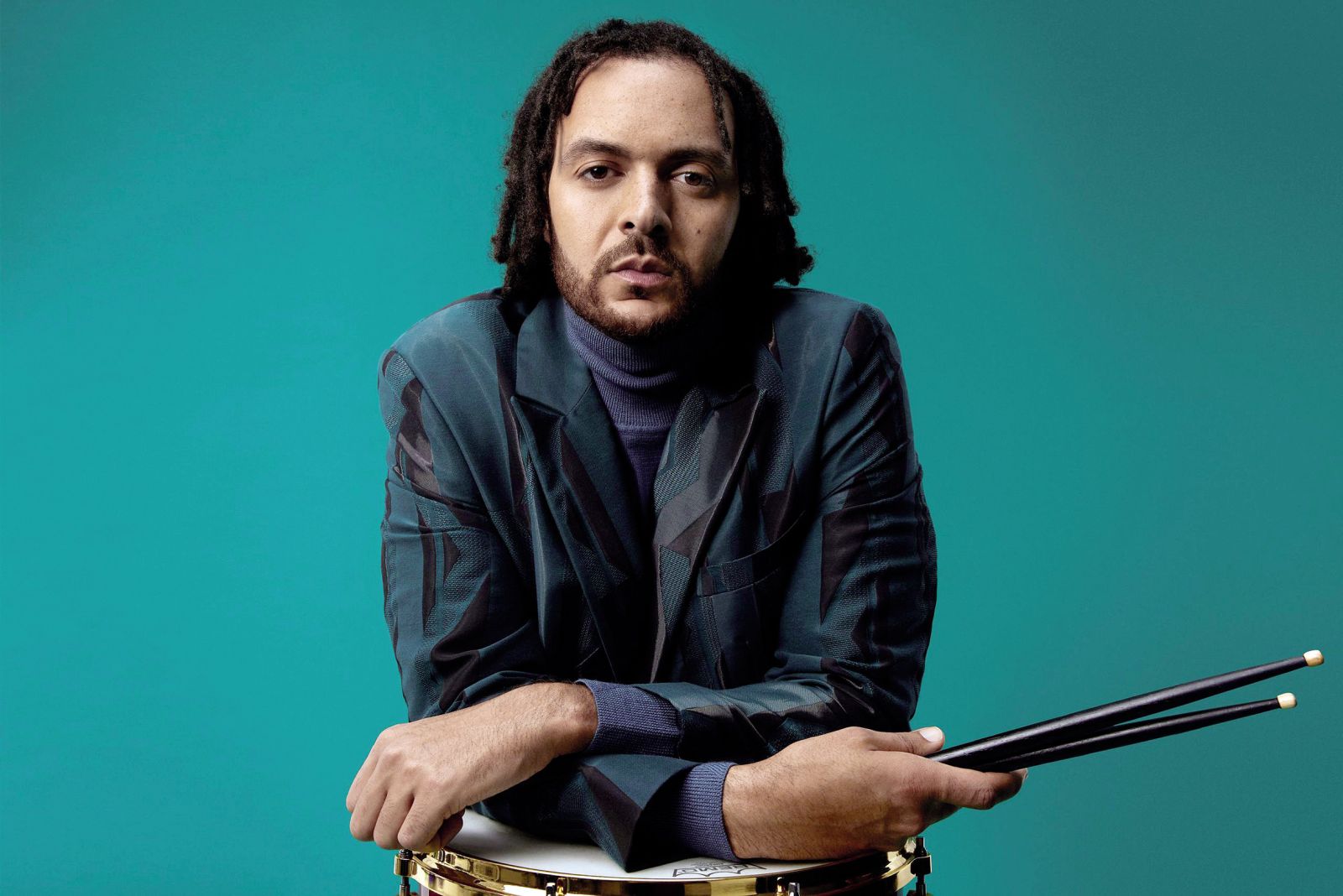 Končno je le izšel (vljudno polikani) prvenec bobnarja Yussefa Dayesa.