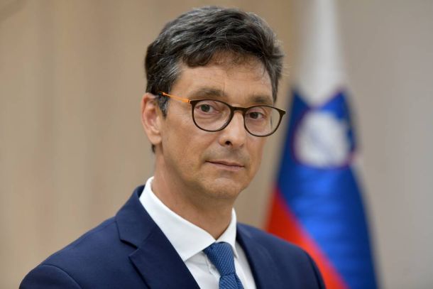 Svetina poudarja, da bi moral biti prvi pravni nasvet dostopen hitro in tistemu, ki ga potrebuje, zasledovati pa bi moral tudi načelo enakosti pred zakonom