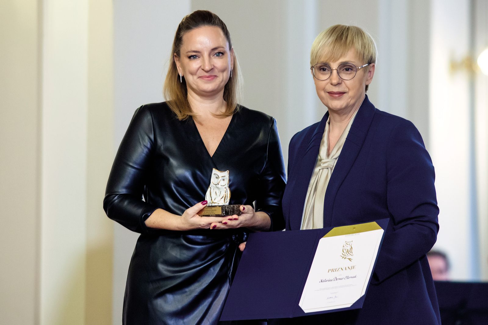 Priznanje predsednice republike za delo na področju človekovih pravic Katarini Bervar Sternad | Gašper Lešnik