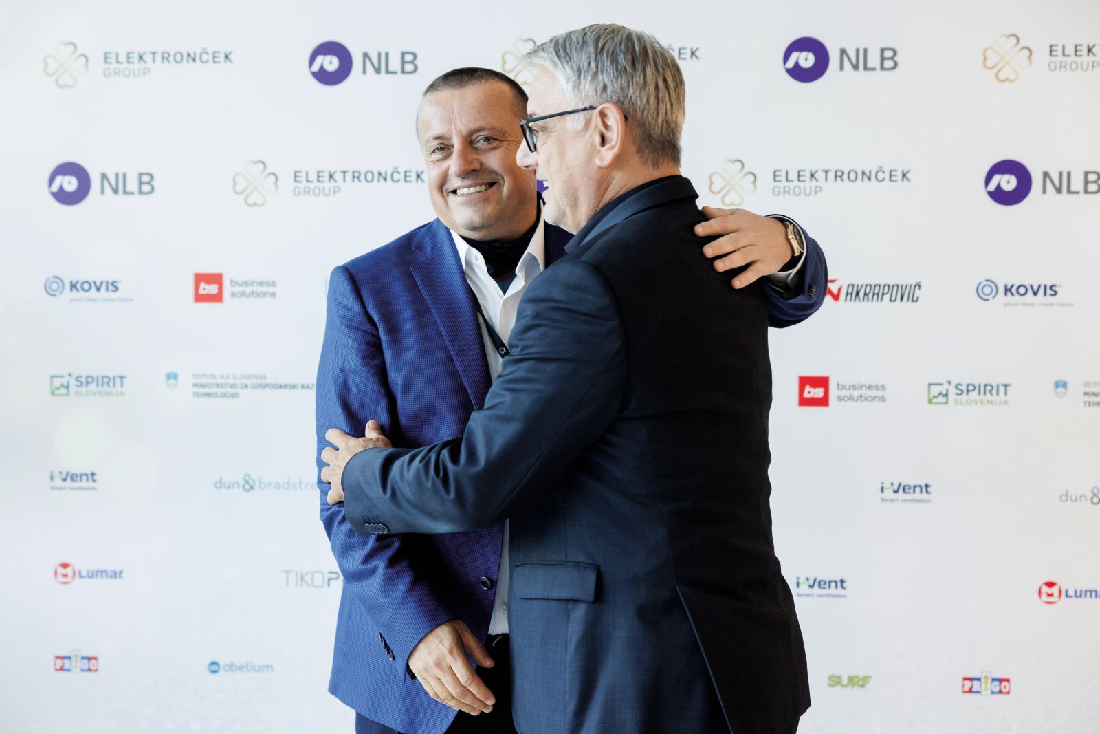 Politiki, ki podpirajo Joca Pečečnika, predsednika Kluba slovenskih podjetnikov, spodkopavajo socialni dialog: Klub slovenskih podjetnikov namreč kolektivnih pogodb ne podpisuje. (Na fotografiji Joc Pečečnik in minister za gospodarstvo Matjaž Han na Festivalu podjetništva)