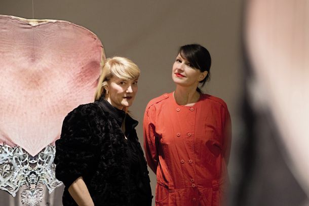 Aleksandra Vajd: Od znotraj dol in od zgoraj; avtorica in Anetta Mona Chişa, +MSUM, LJ