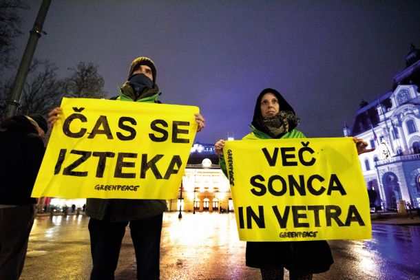 Opozorilo na nujnost opustitve fosilnih goriv, akcija Greenpeacea Slovenija ob podnebni konferenci COP28, LJ