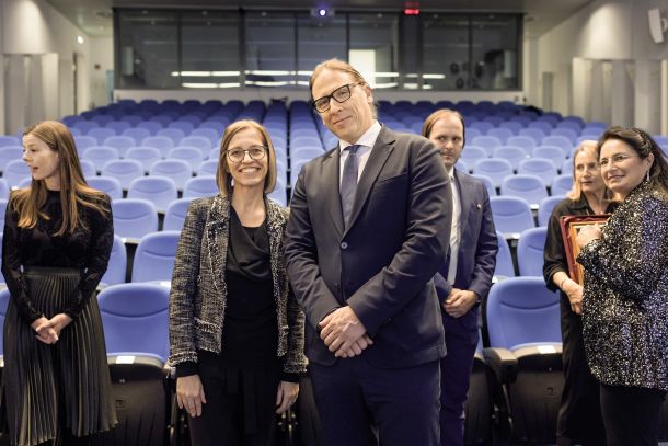 Ministrica Valentina Prevolnik Rupel, direktor UKC Marko Jug in za njima sindikalist Gregor Zemljič na podelitvi Hipokratovih odličij
