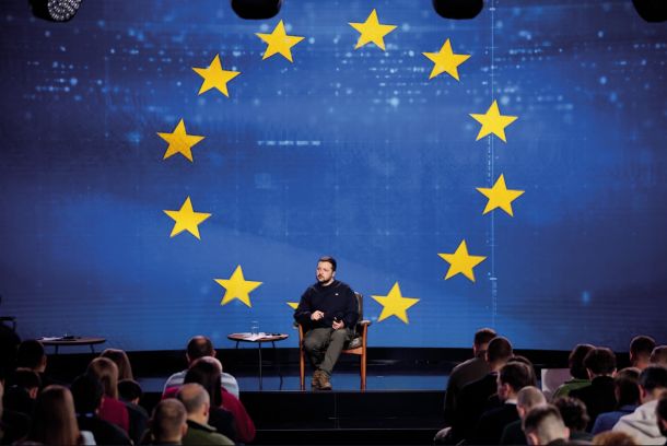 Zelenski si obupno prizadeva nazaj pridobiti pozornost 