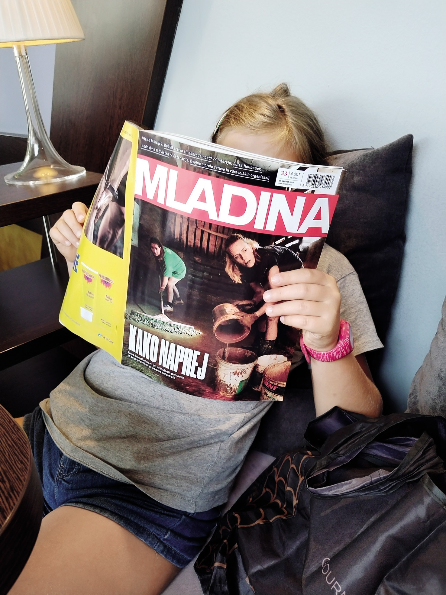 Neža v čokoladnici bere | Jana