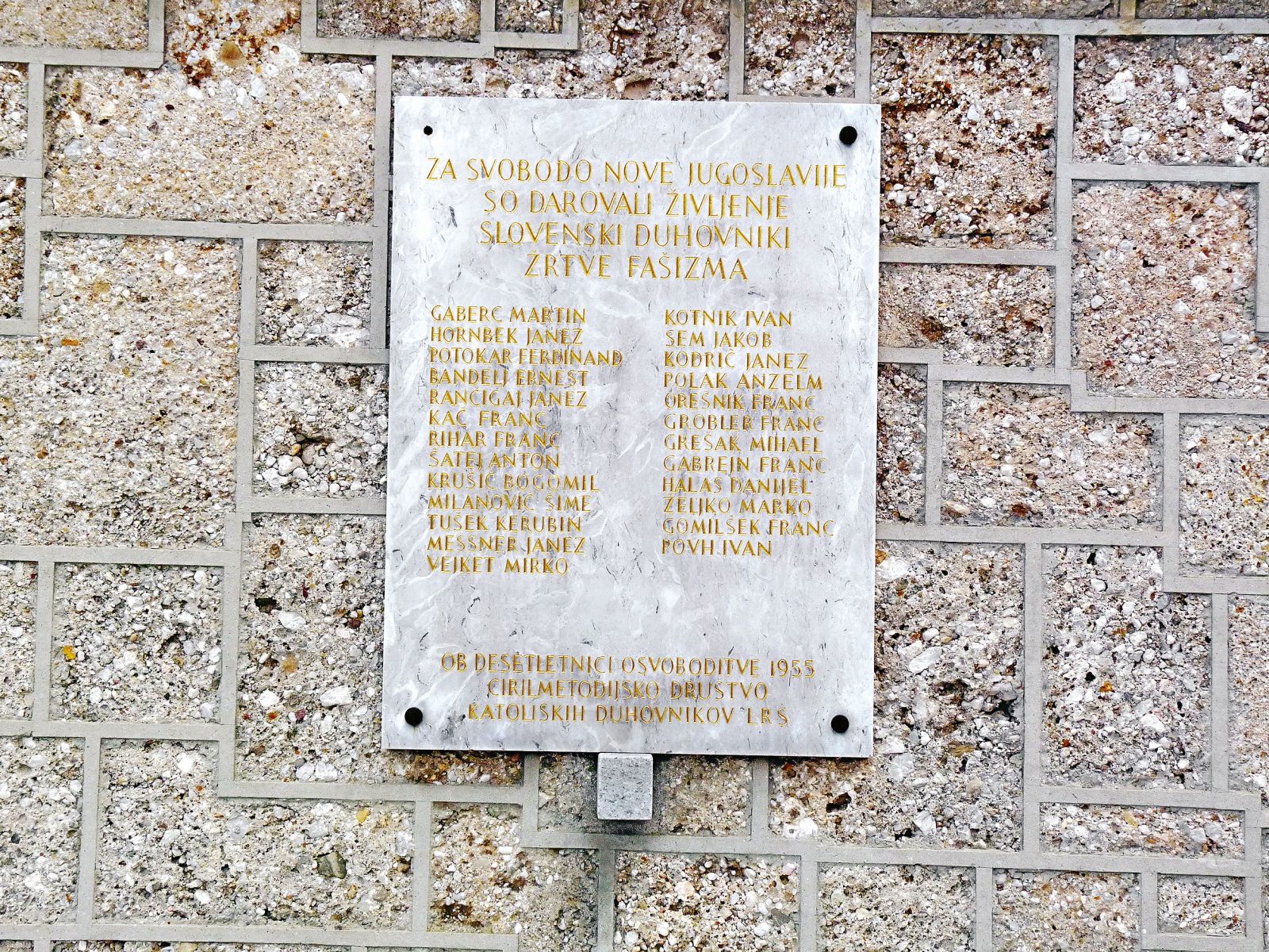 Spominska plošča, kjer je zapisanih 25 imen ubitih duhovnikov »žrtev fašizma«, ki so »za svobodo nove Jugoslavije darovali življenje«. Plošča je bila pred nekaj leti odstranjena.