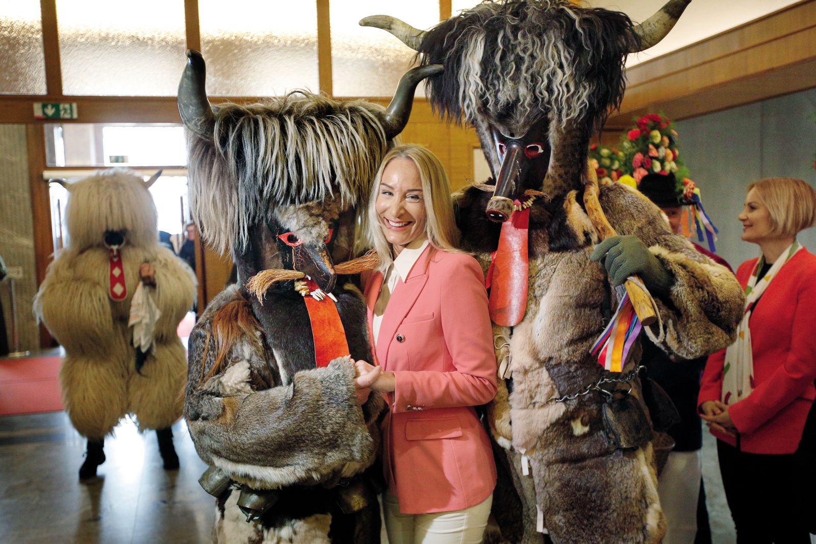 Obisk kurentov v parlamentu (na fotografiji podpredsednica državnega zbora Meira Hot) | Borut Krajnc