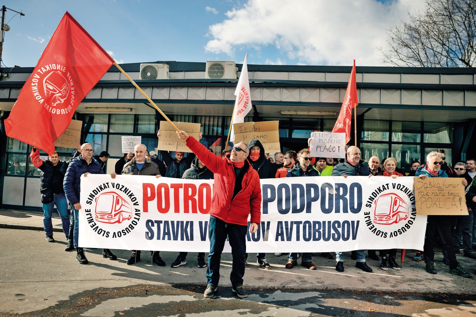 Protest voznikov avtobusov v Kranju | Luka Dakskobler