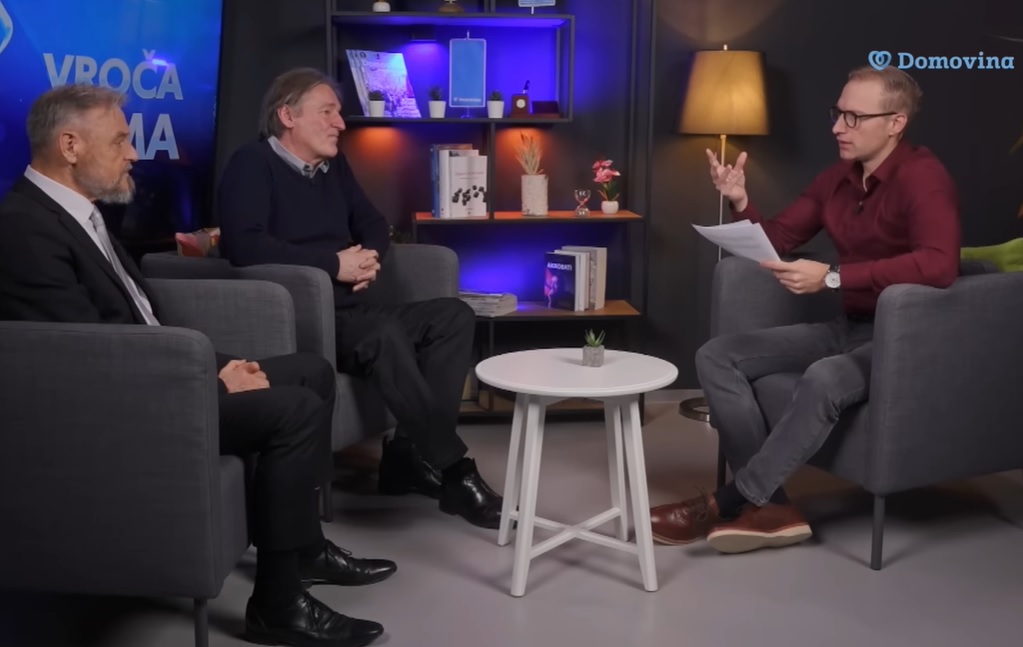 Naslov videopogovora na Domovina.je se je glasil: Po kulturnem prazniku z Jožefom Muhovičem in Vaskom Simonitijem: “Na odru so bile tri nekoliko zanemarjene osebe in ena je nekaj povedala, česar se nihče več ne spomni”