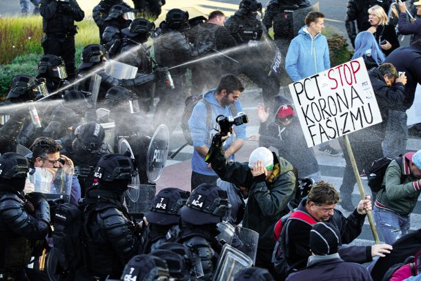 Bo kdo odgovarjal za prekomerno špricanje mirnih protestnikov s solzivcem? 13. 10. 2021