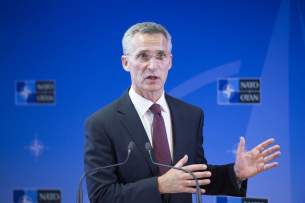 Generalni sekretar zveze Nato Jens Stoltenberg je danes ob prihodu na srečanje kontaktne skupine za Ukrajino pod vodstvom ZDA v Bruslju zaveznice Kijeva pozval, naj ukrajinskim silam zagotovijo več streliva in hitro dostavijo obljubljeno orožje..