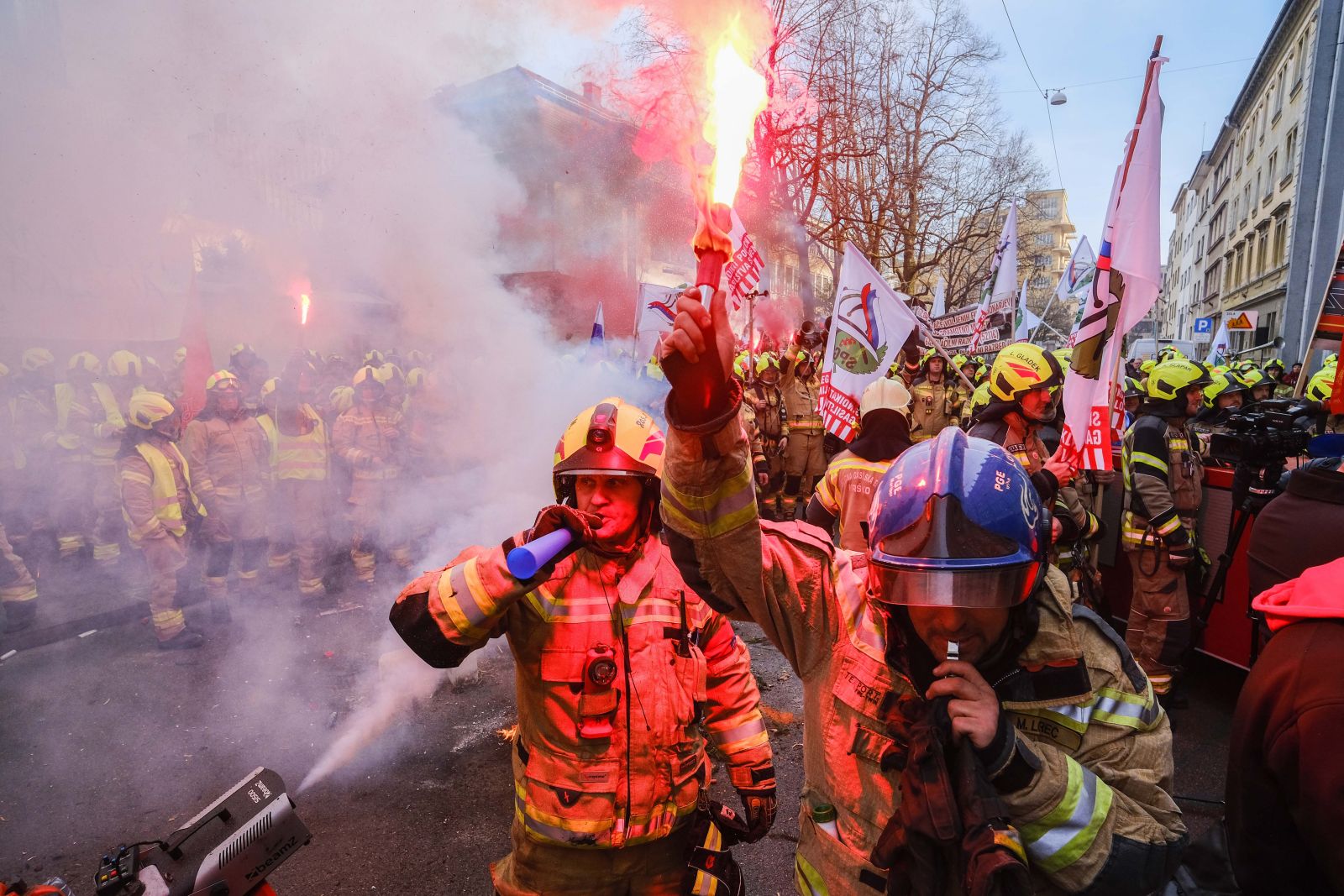 FOTOGALERIJA / Protestni shod gasilcev v Ljubljani