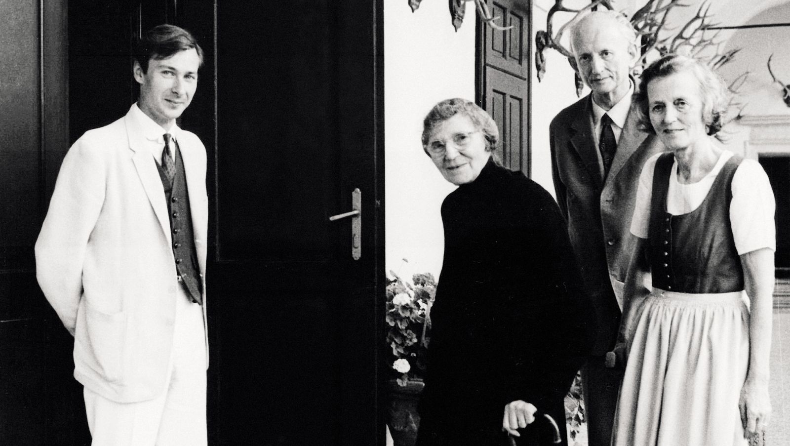 Richard Bassett (levo) z zadnjo avstrijsko cesarico Cito (v črnem)