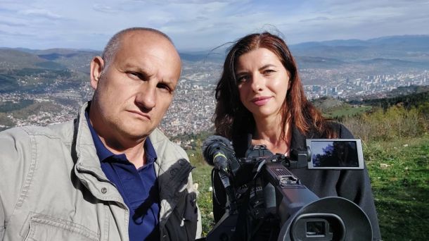 Novinarka TV Slovenija Jelena Aščič in snemalec Gregor Naglav nad Sarajevom 