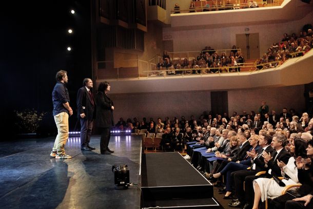 Protest Svetlane Makarovič ob koncu državne proslave ob kulturnem prazniku: na oder se je povzpela ob podpori Borisa A. Novaka, še enega velikega Prešernovega nagrajenca, in Jaše Jenulla, enega najvidnejših obrazov protestniškega gibanja proti avtoritarni politiki Janeza Janše, in povedala pesem, ki govori o tem, da se krivic, ki so bile storjene, izbrisati ne da. 