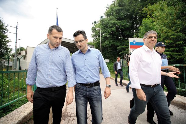 Leta 2019 so žico ob meji občudovali Marjan Šarec, Boštjan Poklukar in Damir Črnčec, zraven je bila tudi direktorica policije Tatjana Bobnar. Danes naj bi to ograjo odstranjevali.