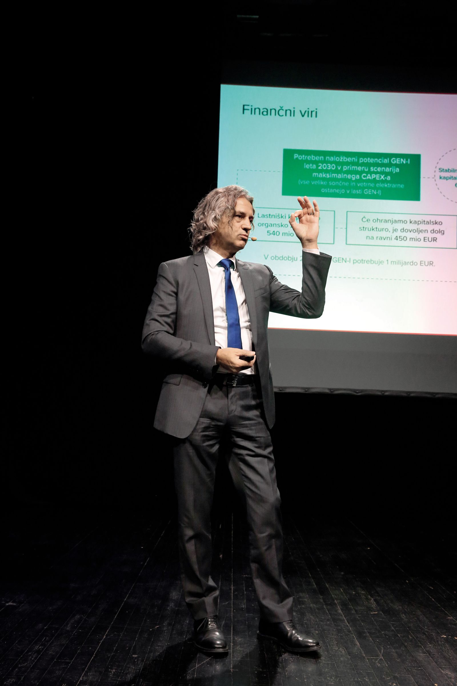 Energetiko subvencioniramo že v rekordnih zneskih, plače energetskih direktorjev in tudi zaposlenih pa se prav tako rekordno hitro povečujejo. Predsednik vlade Robert Golob se je ta mesec odpovedal kar 1,5 milijona evrov visoki nagradi. Gesta je pravilna, a tudi pesek v oči. (Na fotografiji še kot direktor leta 2021)