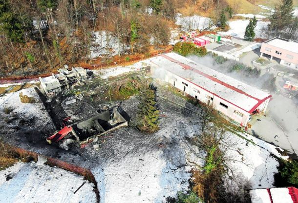 Na Vrhniki je nedavno počilo kot da smo sredi II. svetovne vojne. Hamex je Sloveniji eksplodiral v obraz. Ljudje so se razbežali, misleč, da gre za potres.