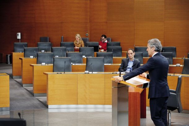 Anže Logar je nekaj časa obsedel sam, potem ko je poslanska skupina SDS protestno zapustila dvorano  