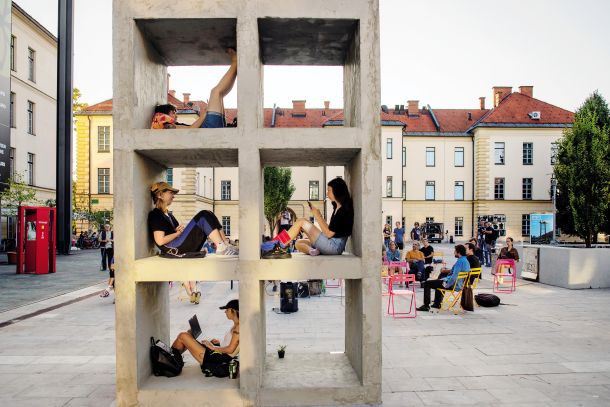 Spomenik stanovanjski krizi – delo umetniškega kolektiva Kvadratni meter