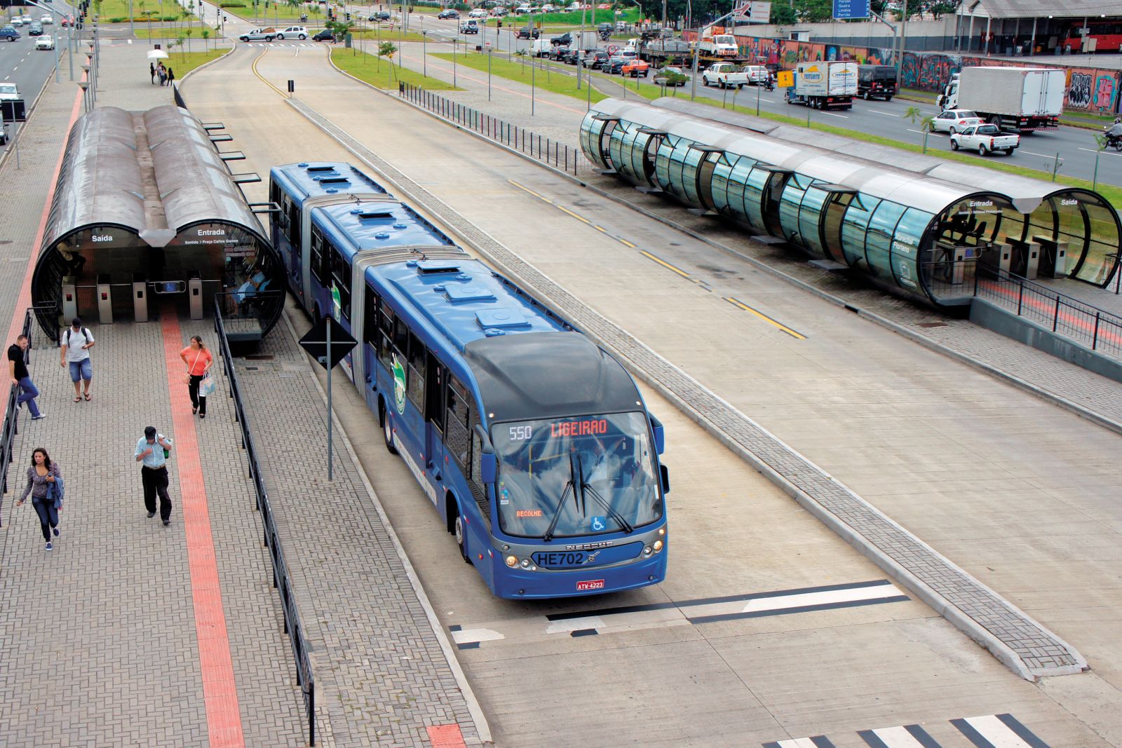 V brazilskem mestu Curitiba so za sistem hitrih avtobusov postavili posebna postajališča, ki pospešijo in olajšajo vstopanje. Poleg tega uporabljajo visoko zmogljive avtobuse z dvema zgiboma. 