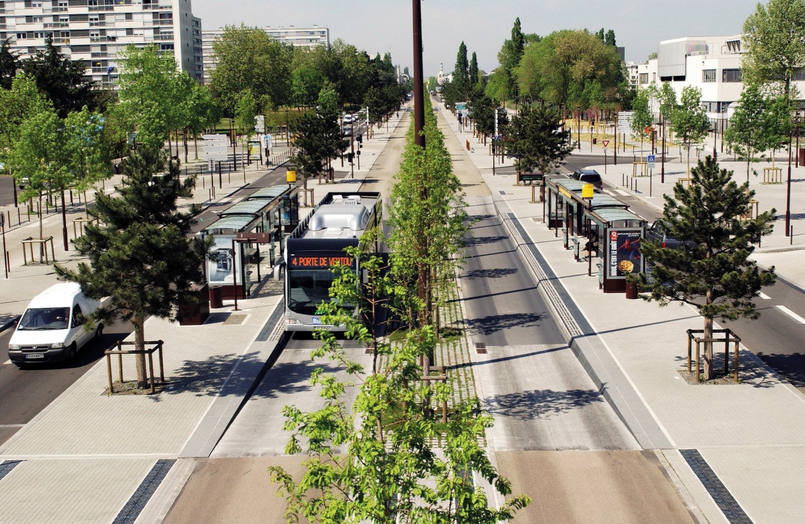 Hitro avtobusno linijo po principu BRT so leta 2006 uvedli tudi v Nantesu v Franciji, ki je po velikosti primerljiv z Ljubljano. Nanjo so navezali več parkirišč P+R. Sistem je bil tako uspešen, da so morali občutno povečati pogostnost voženj. 