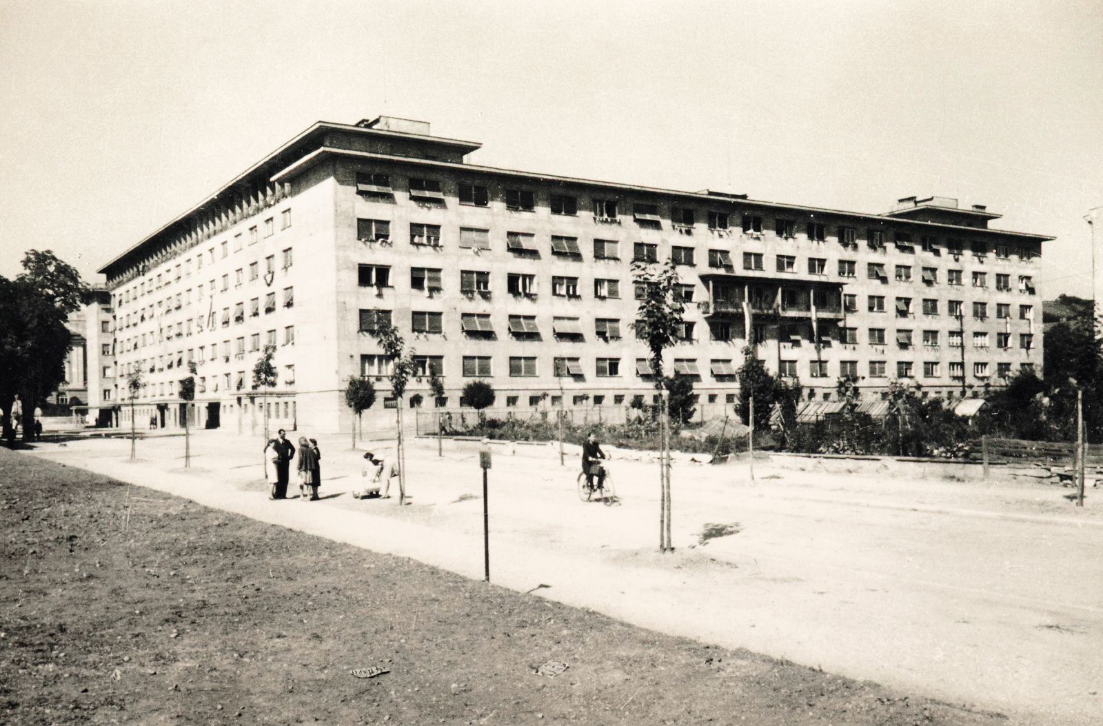 Stara fotografija Hutterjevega bloka, zgrajenega v letih 1940–44, kaže stavbo s prvotno fasado