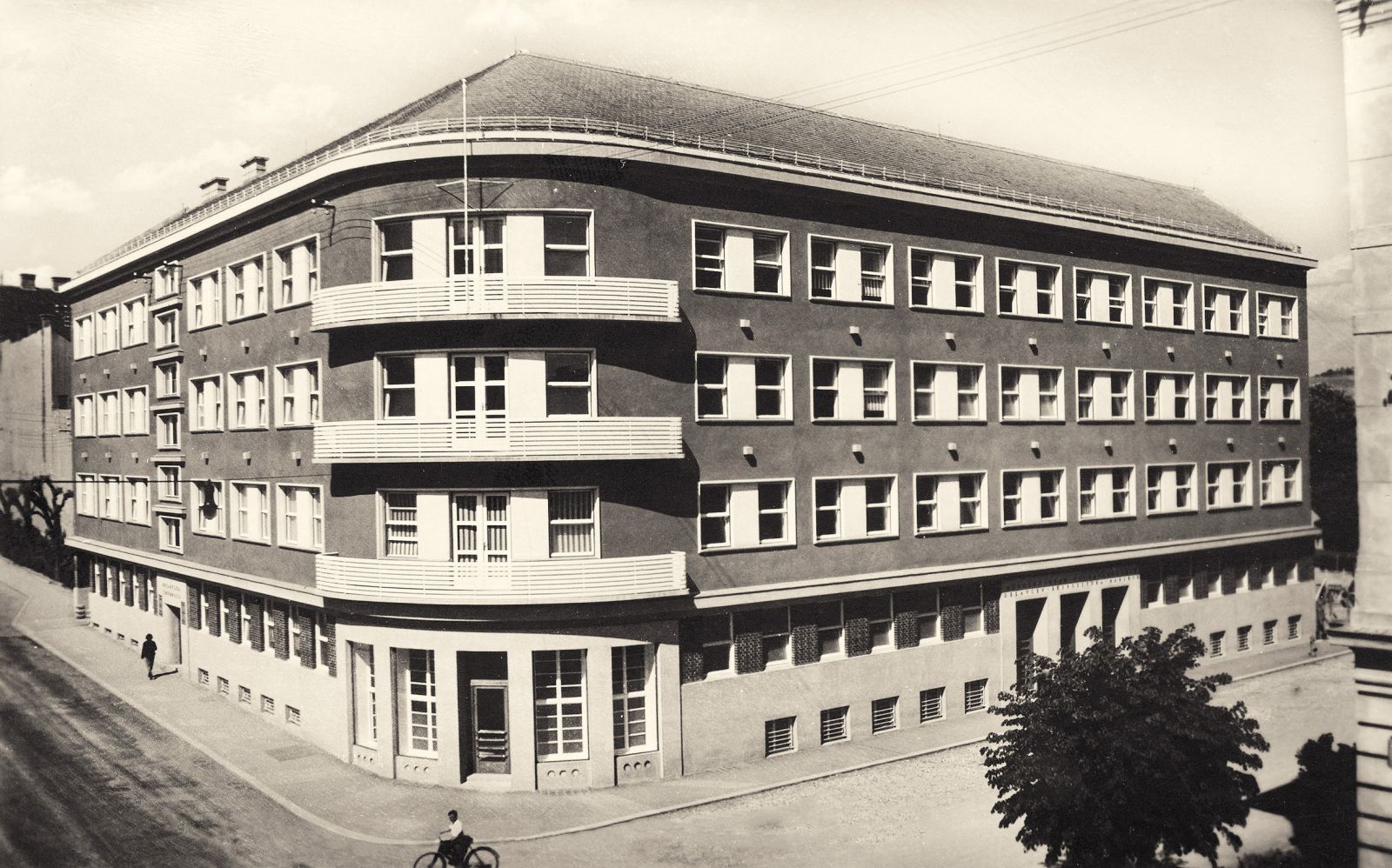 Stara fotografija palače okrožnega urada za zavarovanje delavcev, ki je bila zgrajena v letih 1930–32, prikazuje prvotni videz stavbe, ki je bil z leti delno spremenjen